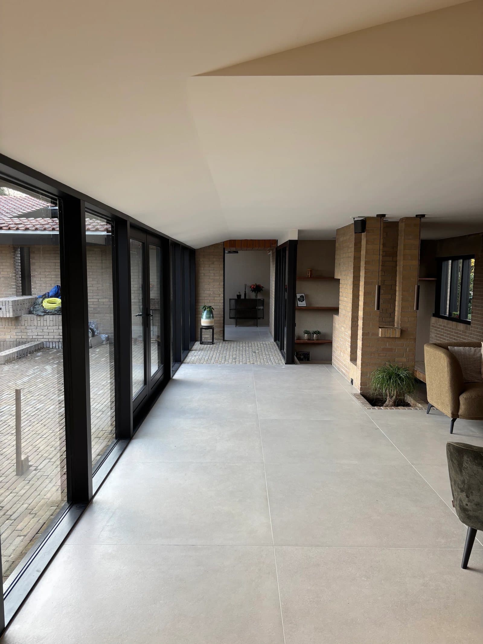 Nieuwe tegelvloer met vloerverwarming op een nieuwe dekvloer in een gerenoveerde villa in Enschede