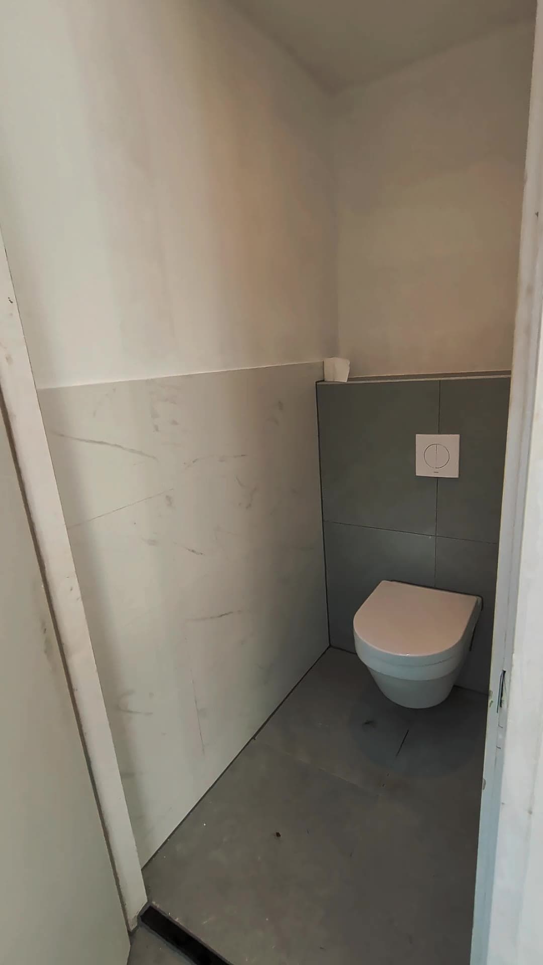 Opnieuw ingedeeld toilet met wandcloset en tegelwerk in een uitbouw in Enschede