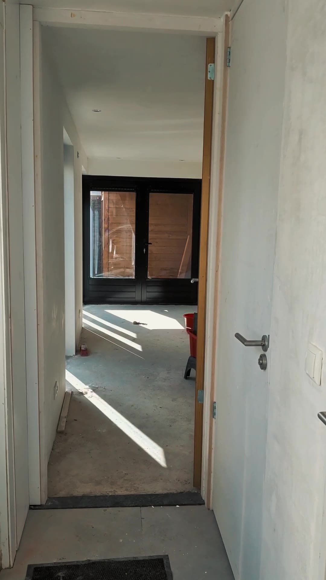 Nieuw gestuukte wanden en binnendeuren in een nieuwe uitbouw in Enschede, klaar om te schilderen