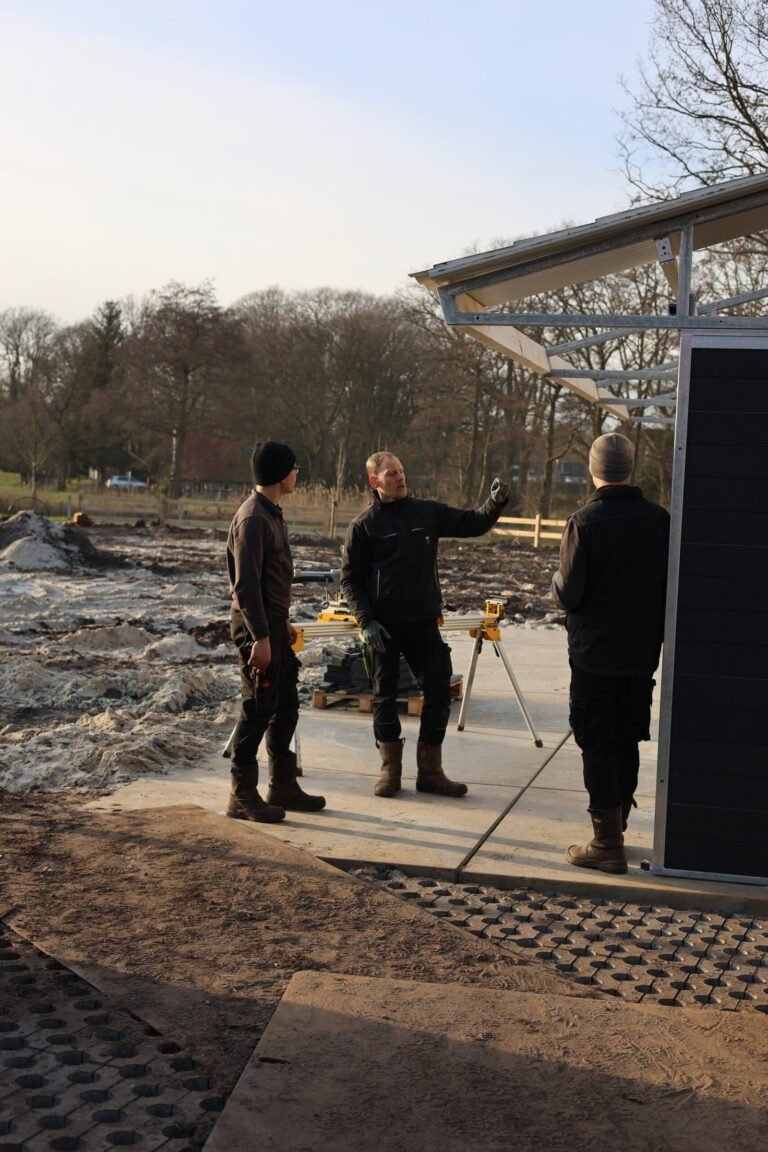 Paardenstal Enschede met overkapping gebouwd door MTB Bouw