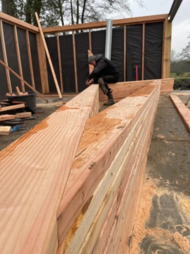 Bijgebouw in tuin gerealiseerd door bouwbedrijf in Twente